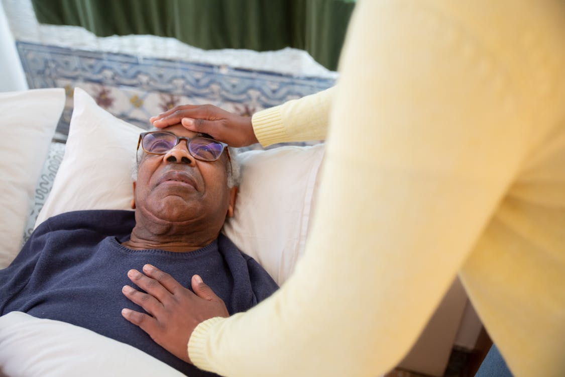 Caring for a Parent with Dementia at Home: What Families Need to Know