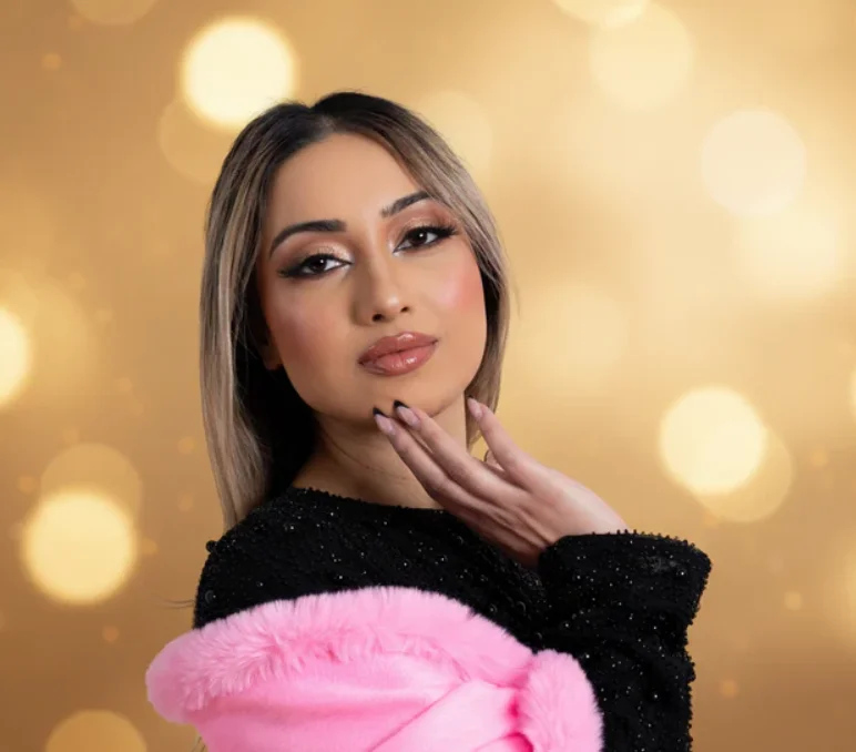 4 Stunning Ostrich Feather Shawls That Steal the Spotlight