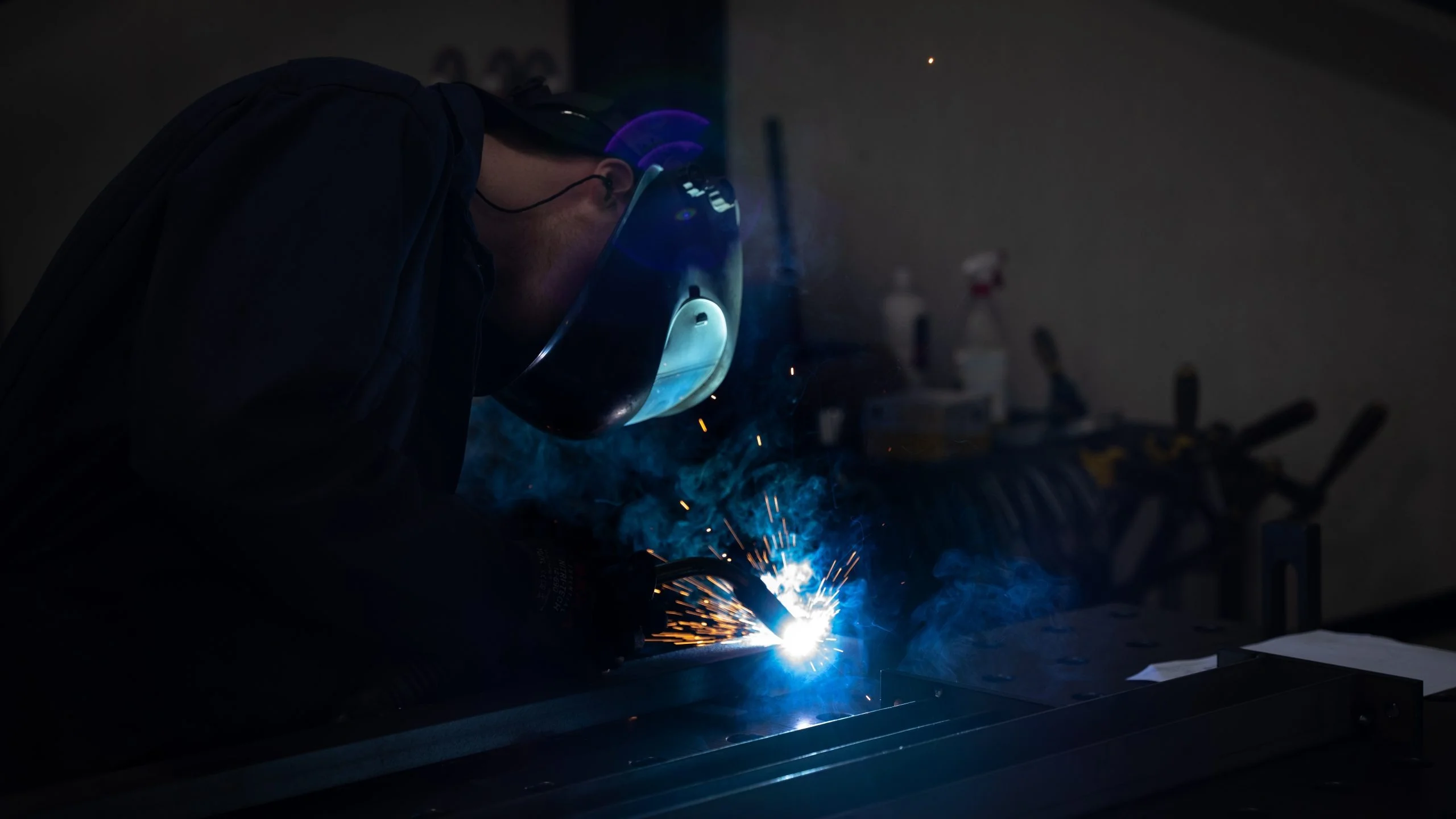 Staalbewerking voor Machineonderdelen: Van Lassen tot Nauwkeurige Samenstelling