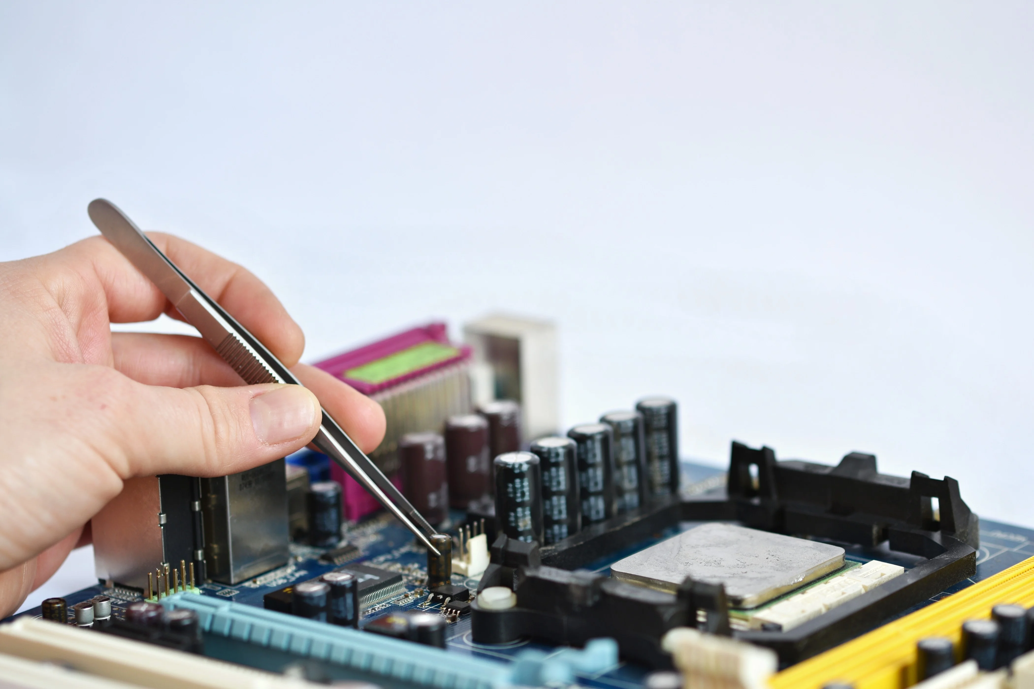 How Hardware Design, PCB Layout, and IC Packaging Improve Product Reliability