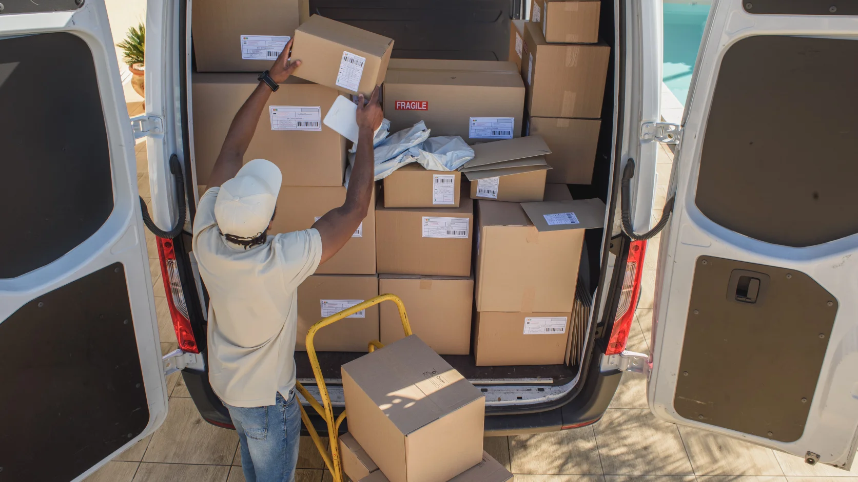 How Stowic Luggage Shipping Works From Pickup to Delivery