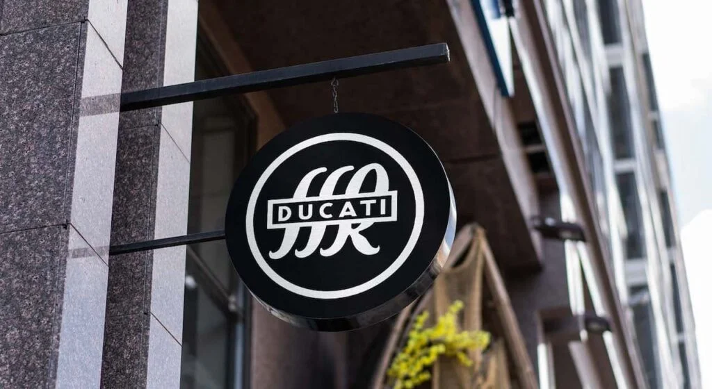 How Aluminium Signage Fits Shops and Offices